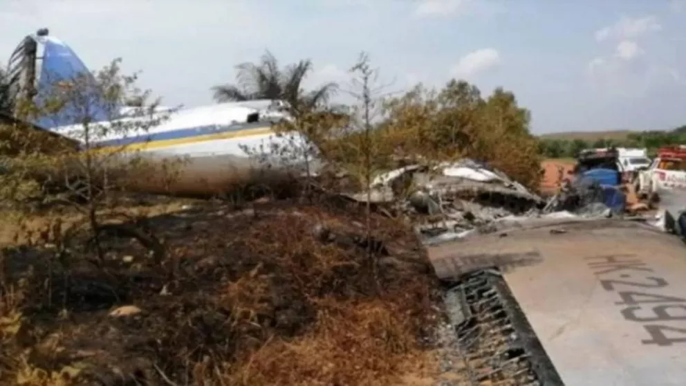 Mueren 14 personas al estrellarse avión en Colombia