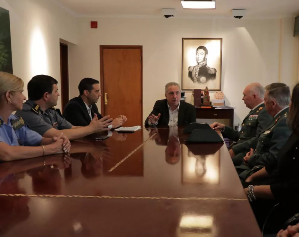 Passalacqua se reunió con jefes de la Guardia Civil Española 
