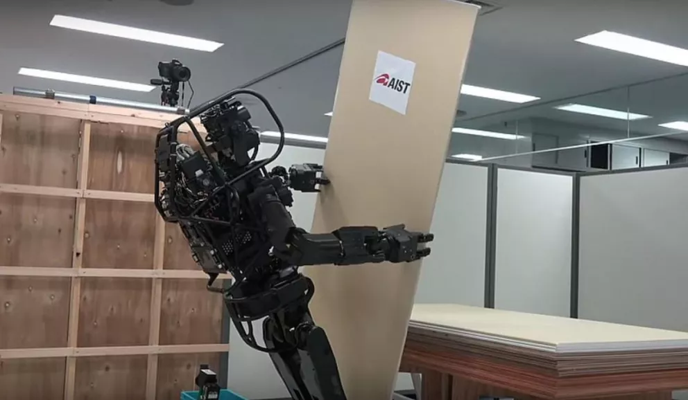 Este robot humanoide es capaz de instalar paneles y usar herramientas