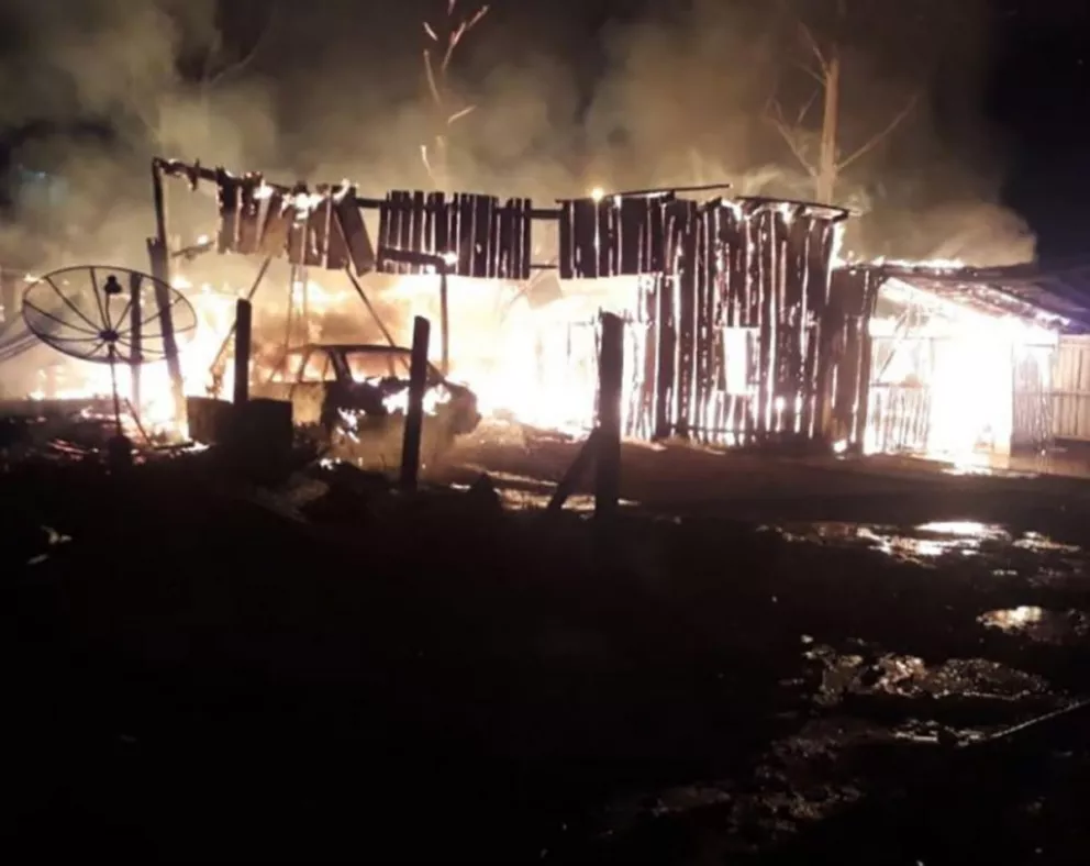 San Pedro: Incendio consumió un galpón en el barrio María Ana Mogas
