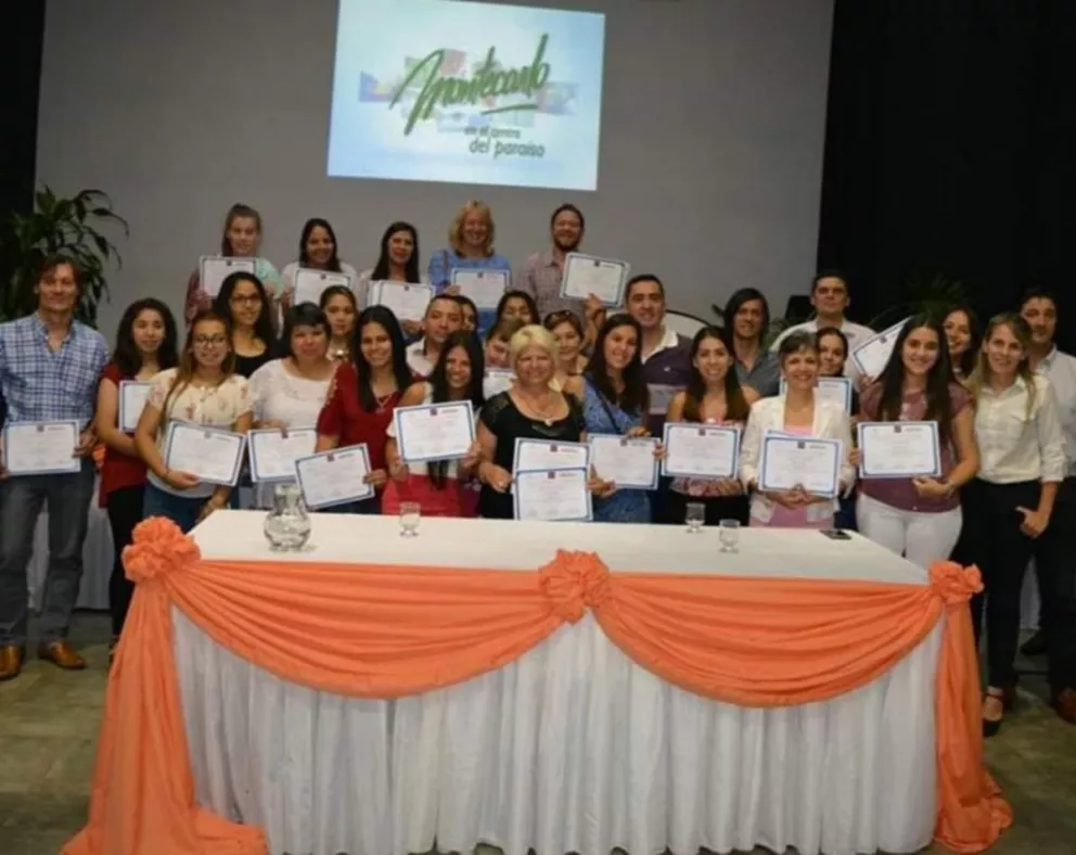 Unos 50 emprendedores de Montecarlo recibieron sus diplomas por idiomas
