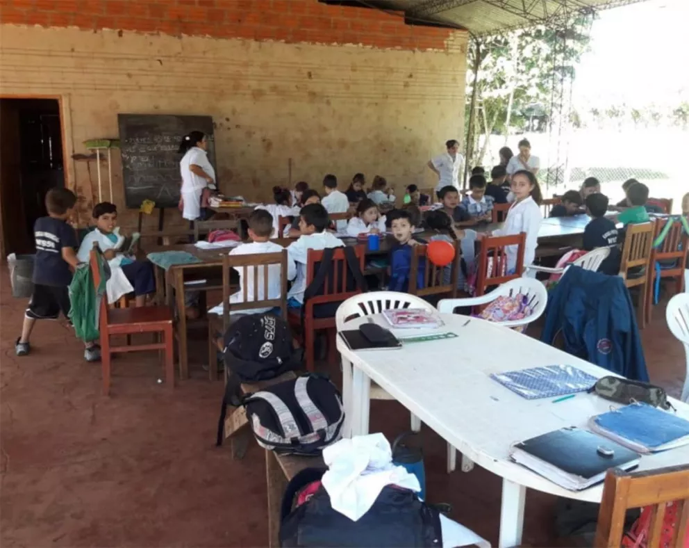 Eldorado: Dan clases en un quincho por las malas condiciones de la escuela