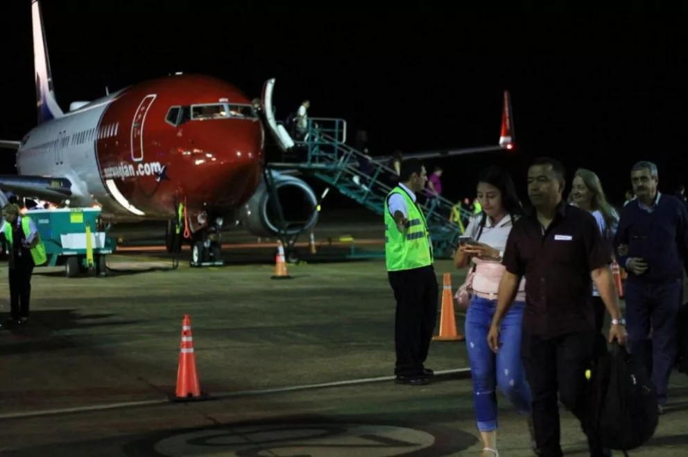 El primer vuelo de Norwegian arribó a Iguazú en la noche del lunes 19 de noviembre