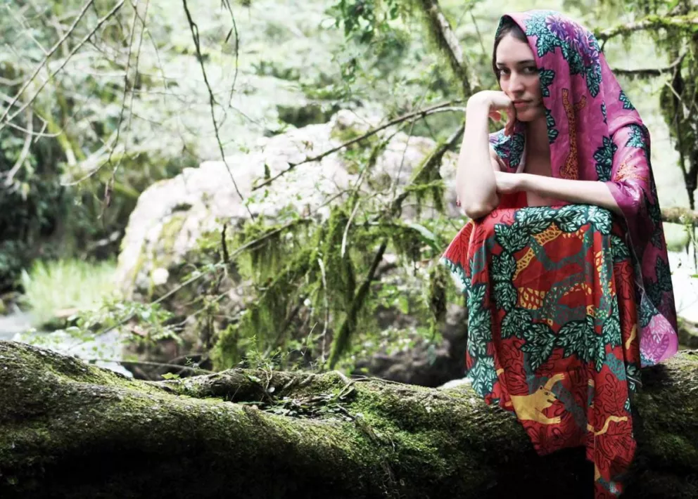 Inspirada en lo autóctono de la Tierra Colorada, Macarena Bordón se radicó en España y diseña prendas. La joven de Aristóbulo del Valle confió: “La selva me llama”