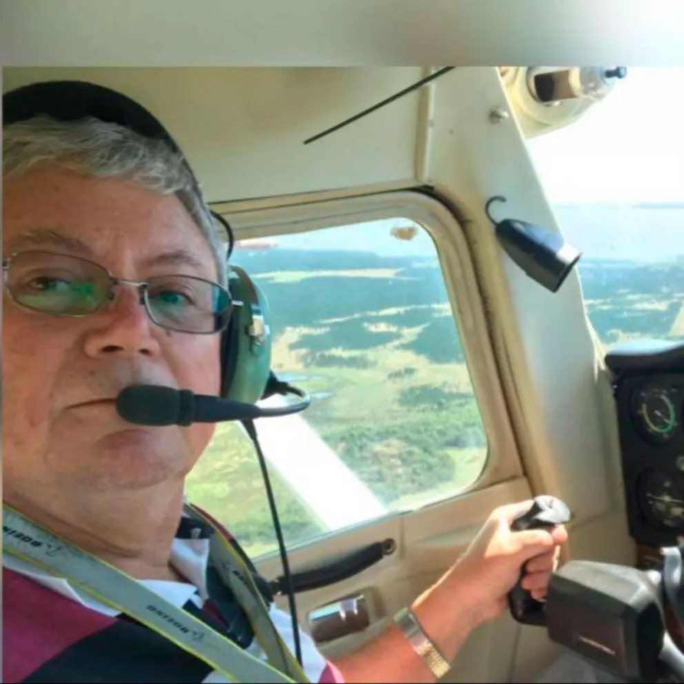 El Piper J3 construido de forma artesanal espera la orden de vuelo