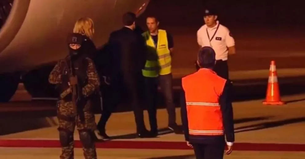 Emmanuel Macron saludando a los de seguridad de el Aeropuerto