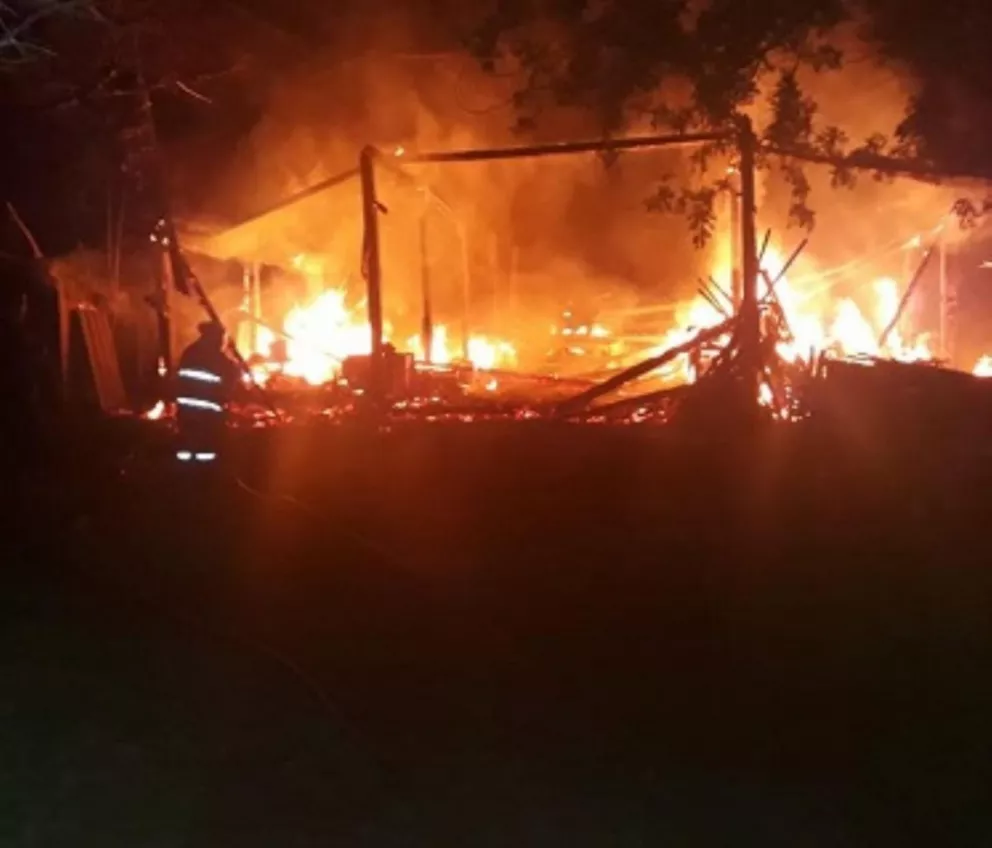 Incendio arrasó con un galpón y una camioneta en Los Helechos