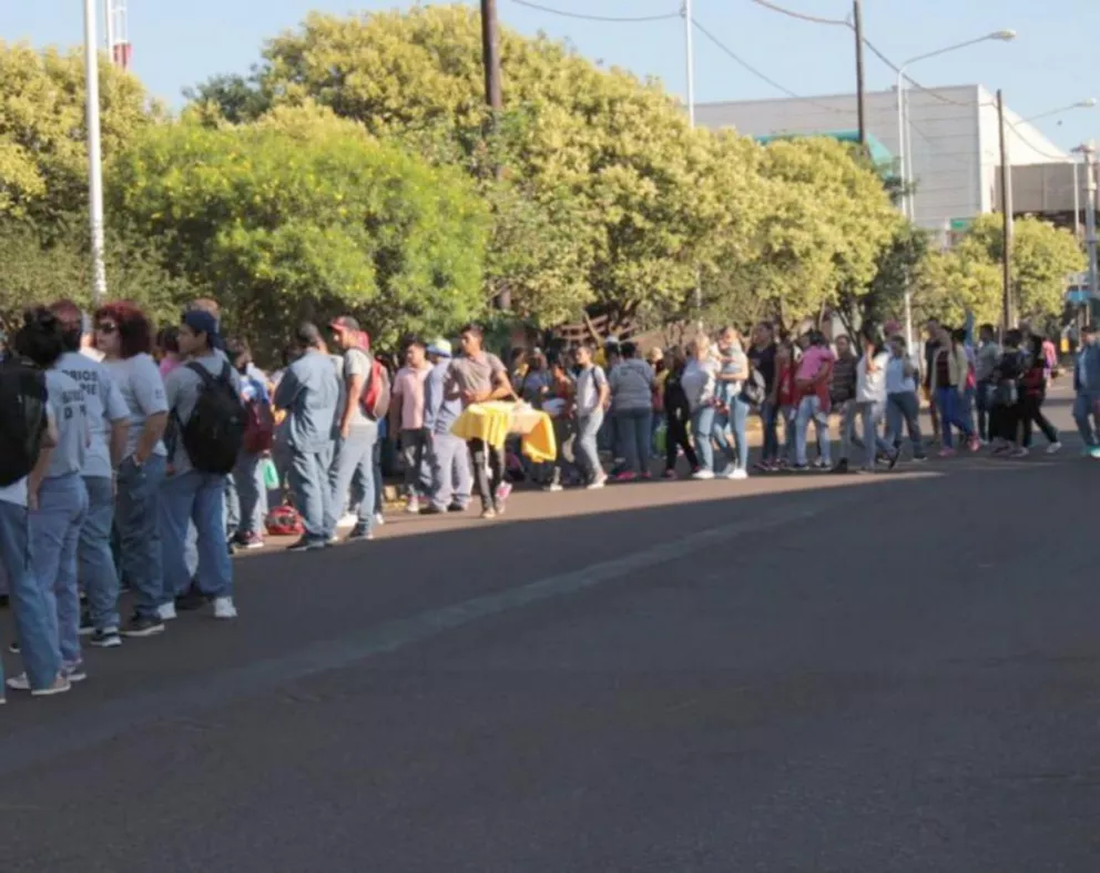Barrios de Pie se manifiesta frente al Hipermercado en Posadas