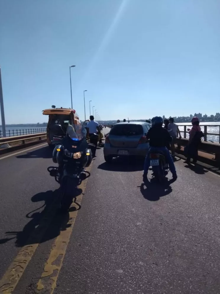 Por un accidente se encuentra cortado el Puente Internacional San Roque González de Santa Cruz