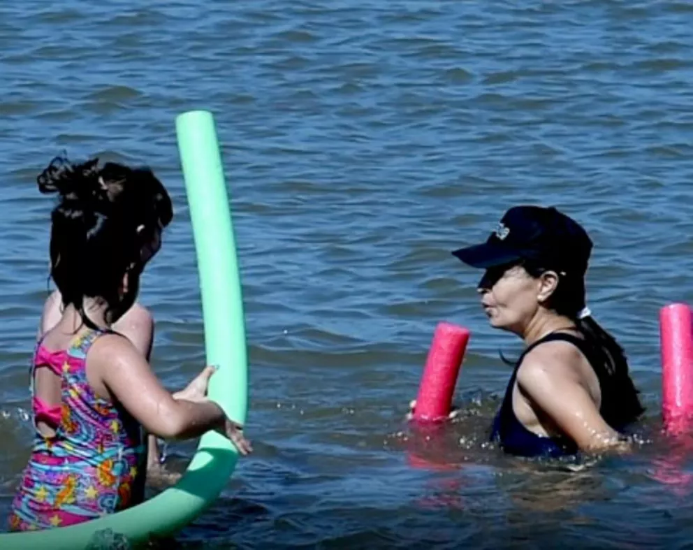 Clases de natación, una opción deportiva para disfrutar del verano en las playas