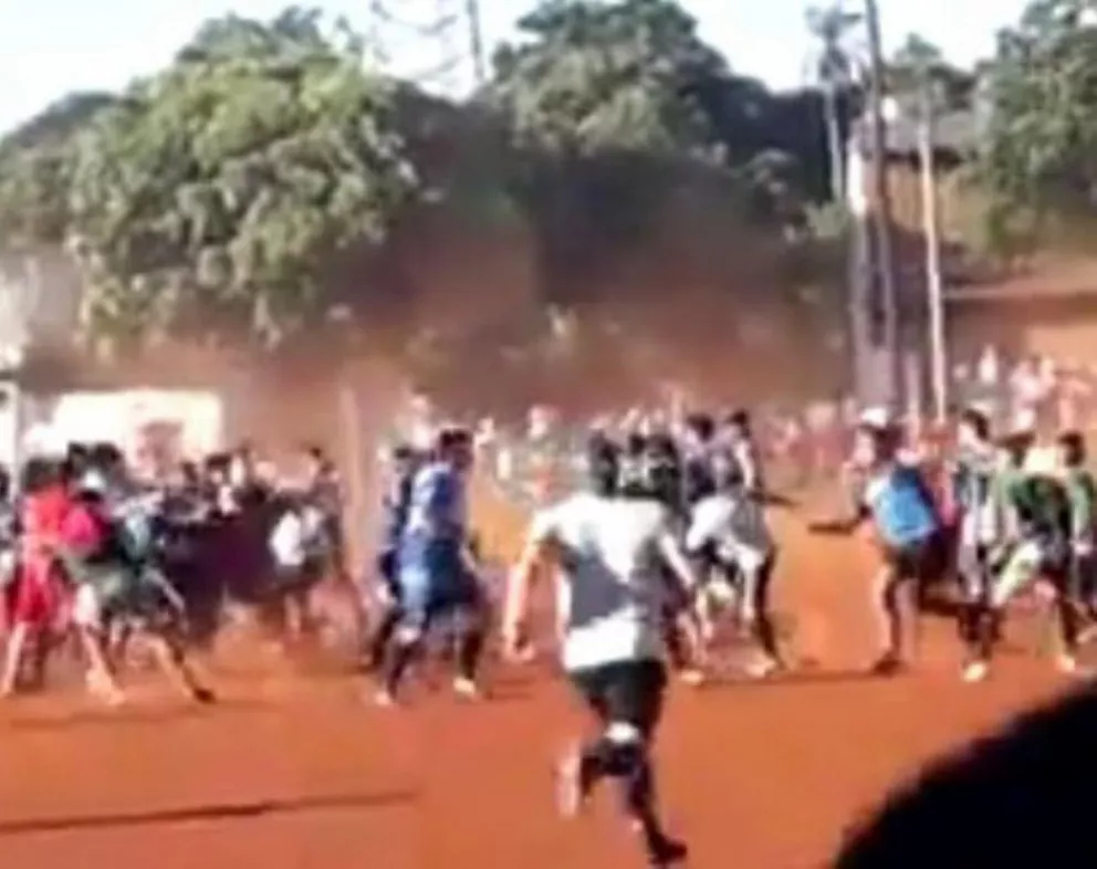 Batalla campal y tiros en un partido de fútbol en el barrio Yacyretá