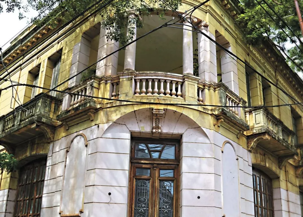 La antigua casa de Mihanovich- Dodero, en  la esquina posadeña de  San Martín y 3 de Febrero.