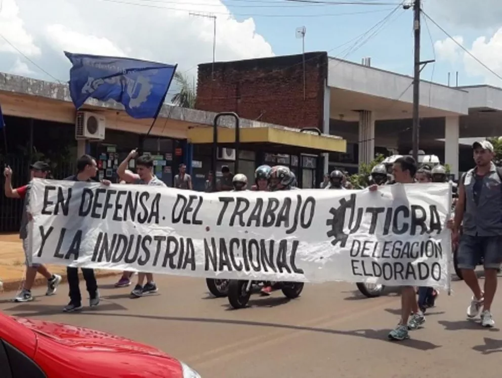 Despidos en Dass: Empleados marcharon por calles céntricas de Eldorado 