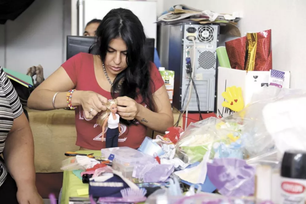 Reparan juguetes para donar a  los niños de barrios carenciados