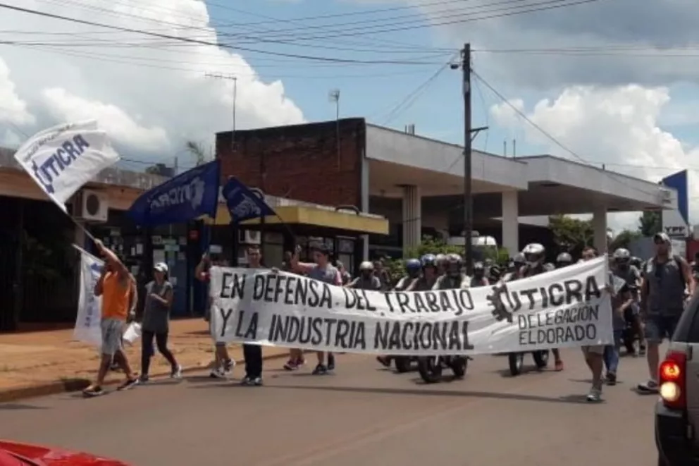 Marcha de los trabajadores despedidos de la empresa Dass en Eldorado