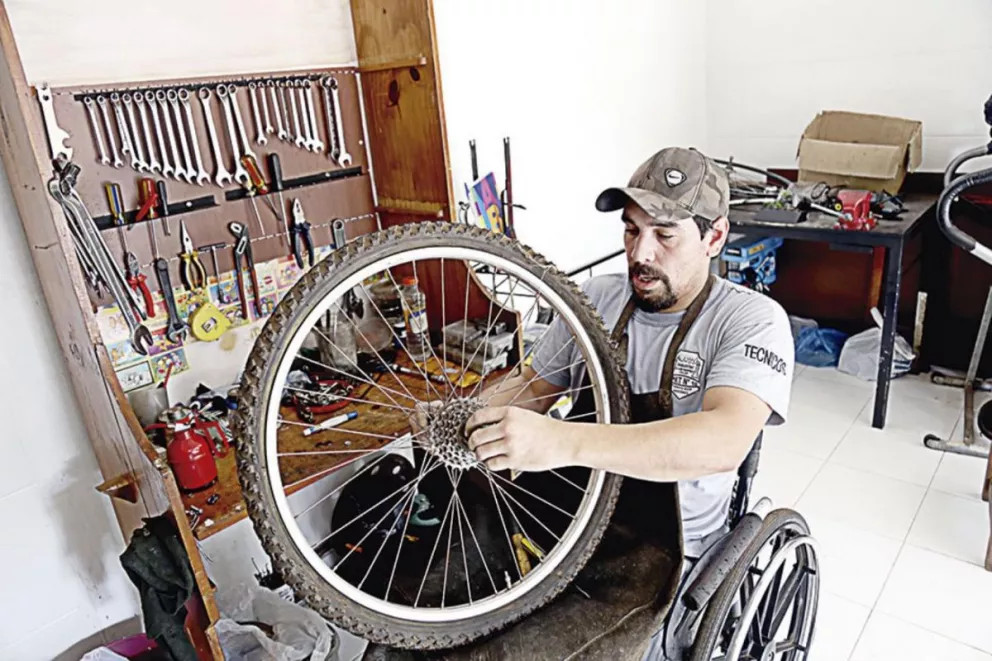 Desde su silla de ruedas ayuda  a quienes necesitan movilidad