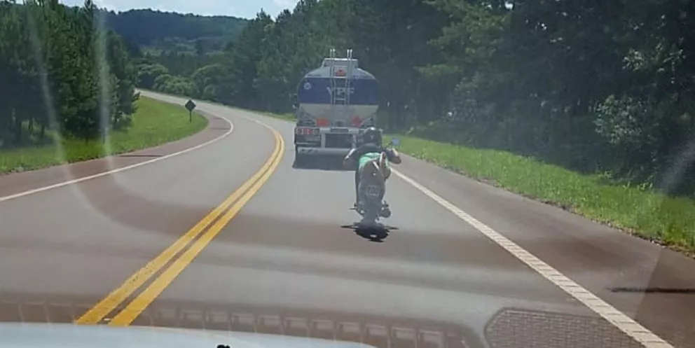 Filman a motociclista viajando acostado en la ruta nacional 14 y haciendo maniobras peligrosas