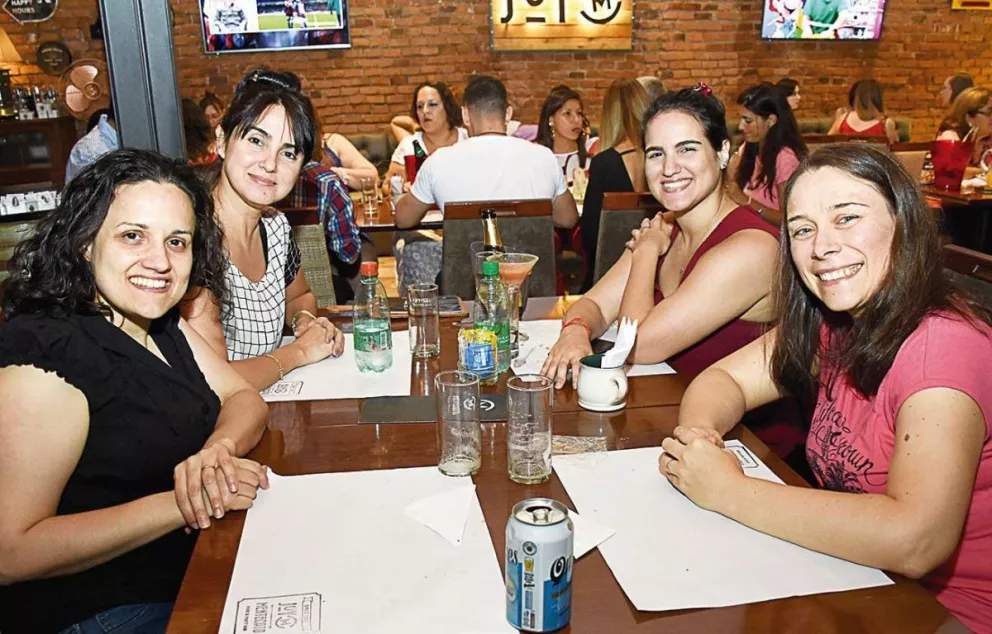 Sara López, Adriana Arredondo, Victoria Mermet, y Carolina Pérez.