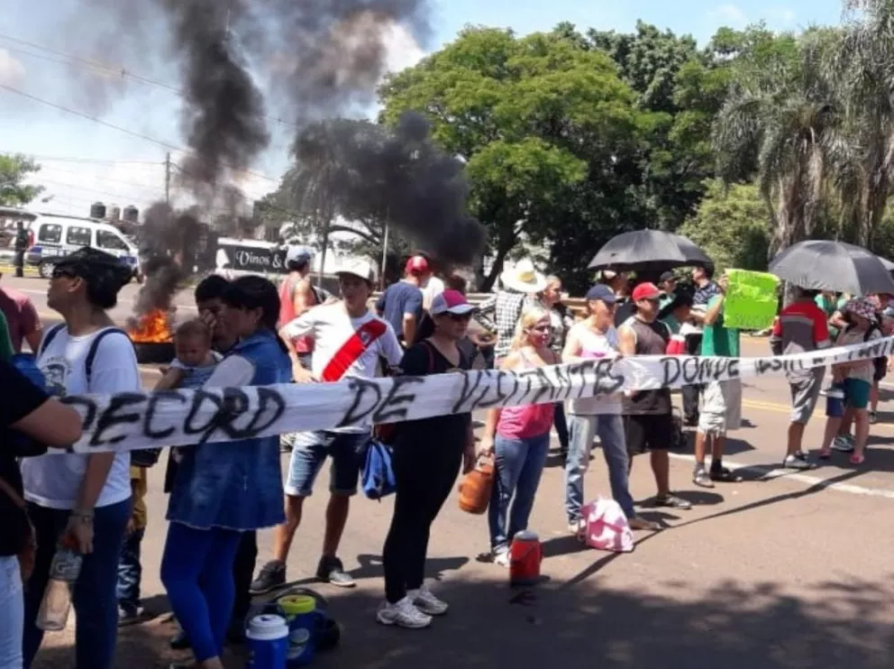 Por falta de agua, vecinos autoconvocados cortan el acceso a Puerto Iguazú 