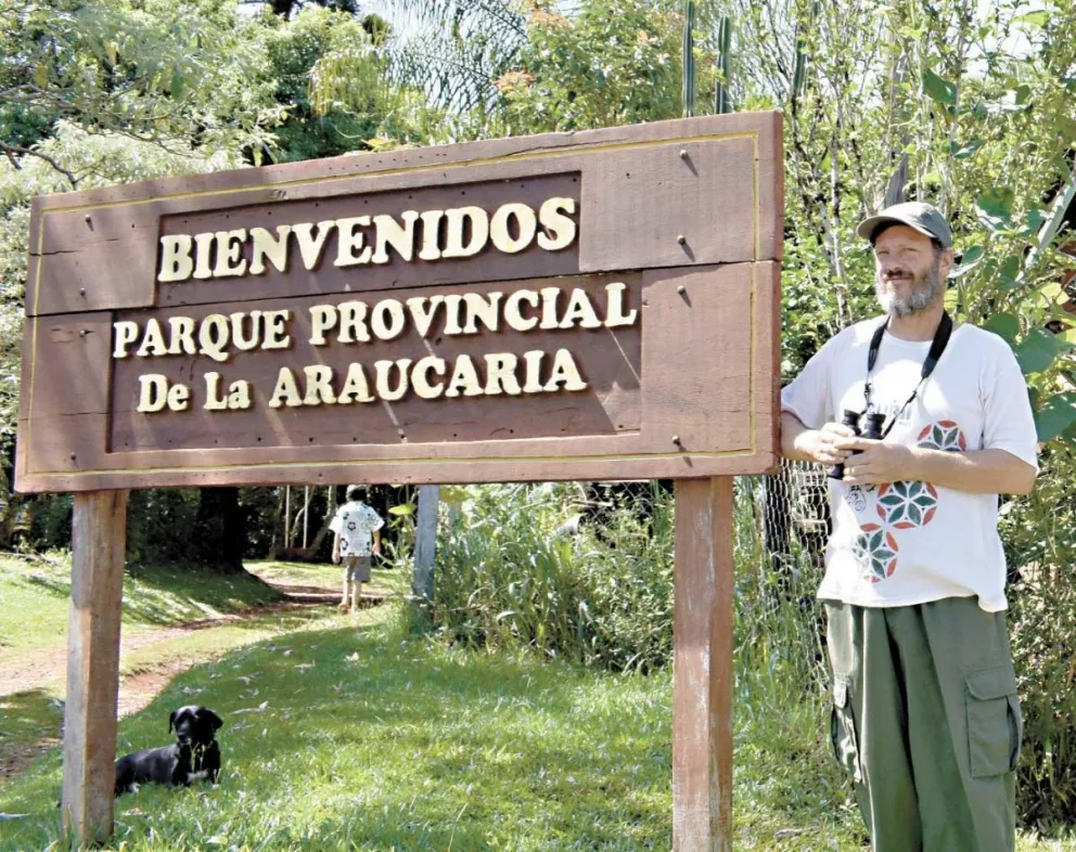 Guy vive al lado del Parque Araucaria, donde avista aves.