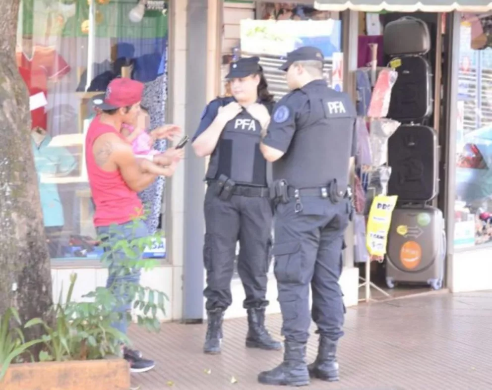 Se lleva a cabo un operativo de la Policía Federal en calles de Eldorado
