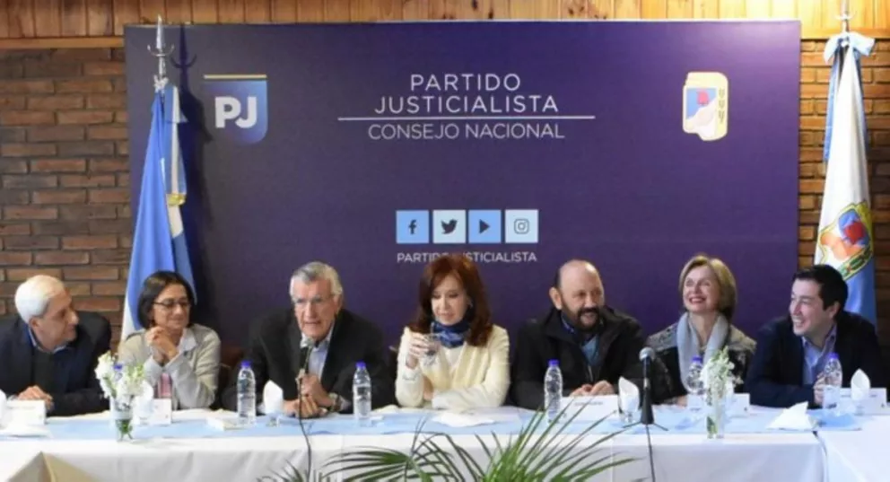 Cristina Fernández en el centro de la mesa entre José Luis Gioja y Gildo Ifrán