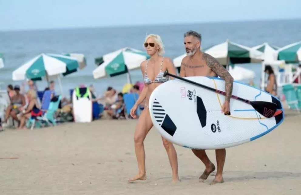 Ingrid Grudke junto a su novio en las playas de Mar del Plata