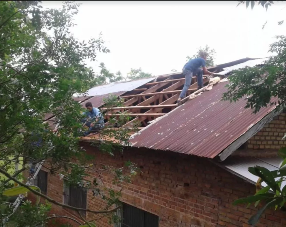 Campo Ramón: Tras la última tormenta, reparan el techo de la Capilla San Mateo