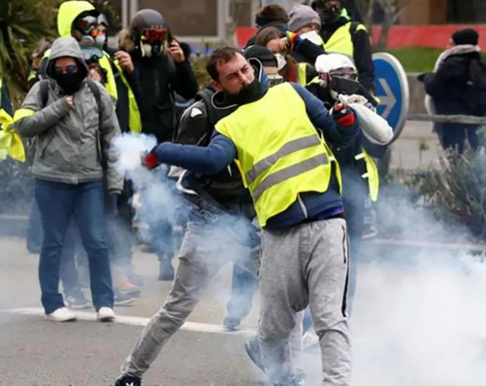 Los "chalecos amarillos" salieron a las calles de Francia por octavo sábado consecutivo