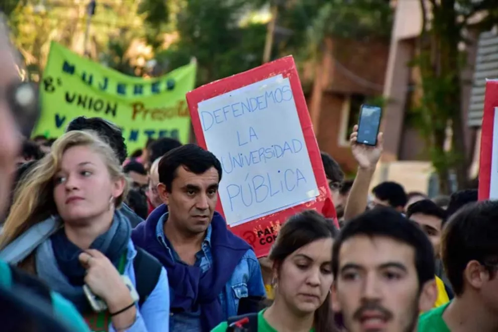 Masiva movilización local contra el ajuste de Macri en las universidades