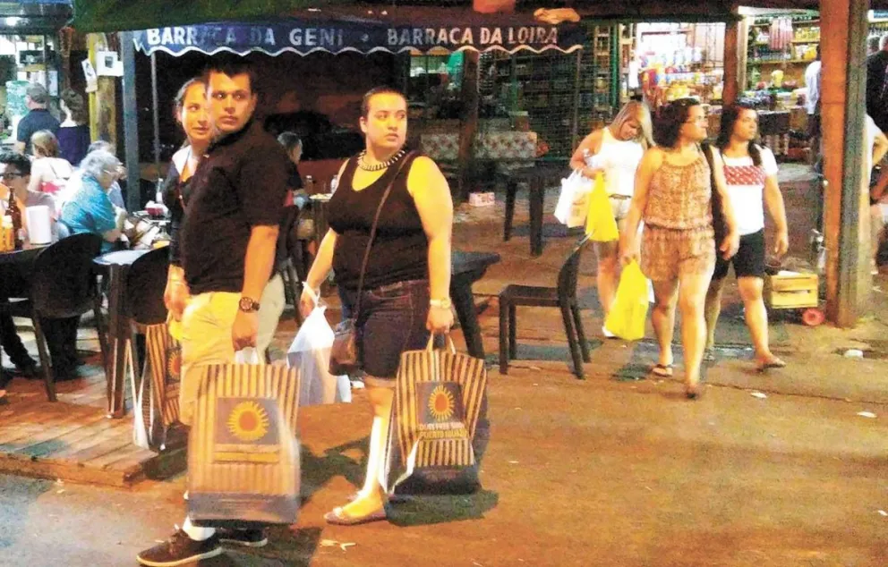 Se muestran selectivos en sus compras en la frontera: priorizan calidad y eligen vinos, dulces y perfumes
