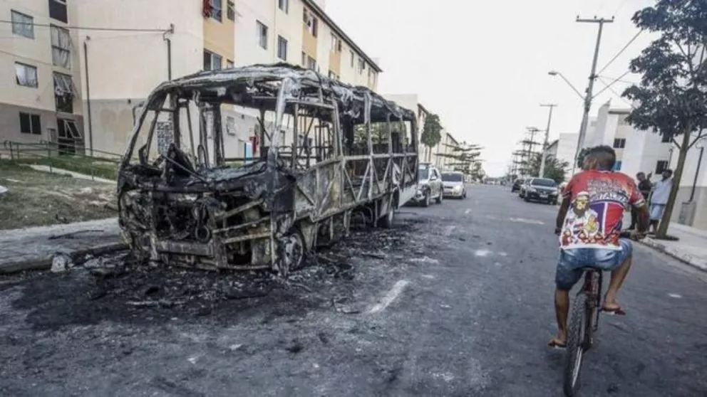 Colectivos incendiados en Fortaleza, Brasil