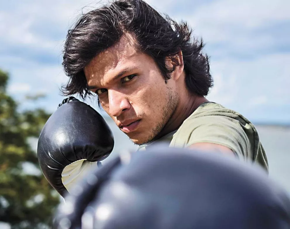 El iguazuense Mauricio Paniagua (28) interpreta al polémico boxeador en la biopic que se estrenará en Space y se verá en todo el mundo.