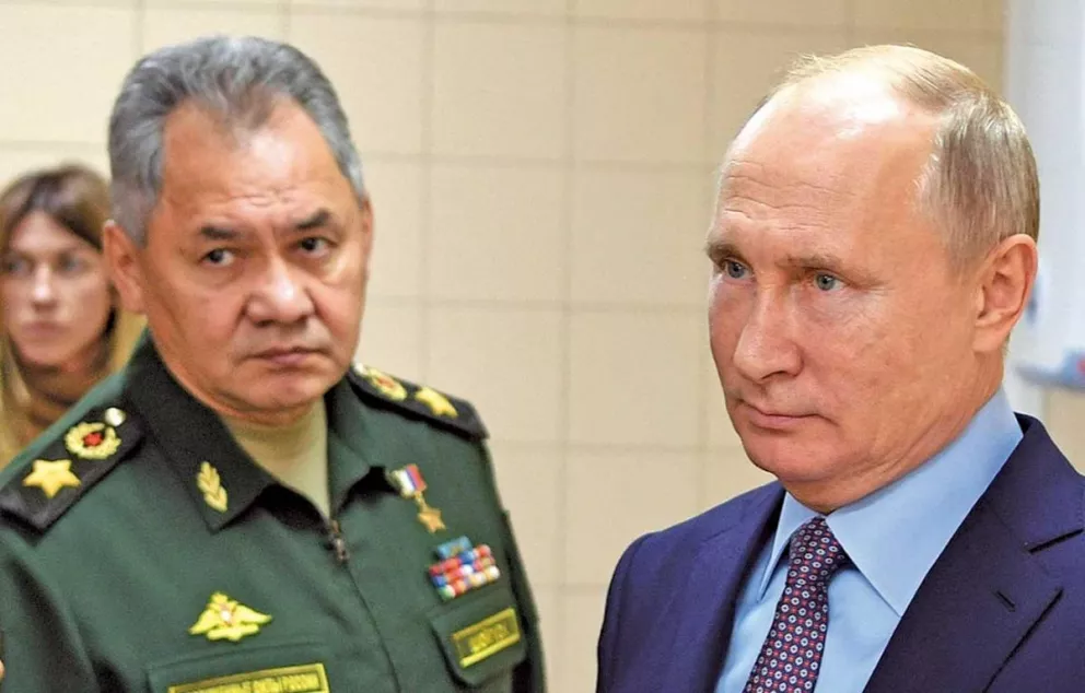 Putin y su ministro de Defensa, Sergei Shoigu, se reunieron ayer.