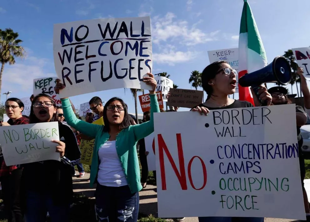 Hay manifestaciones a favor de los inmigrantes en los Estados Unidos.