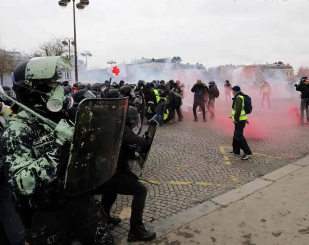 Incidentes y corridas en la novena protesta de los "chalecos amarillos" en Francia