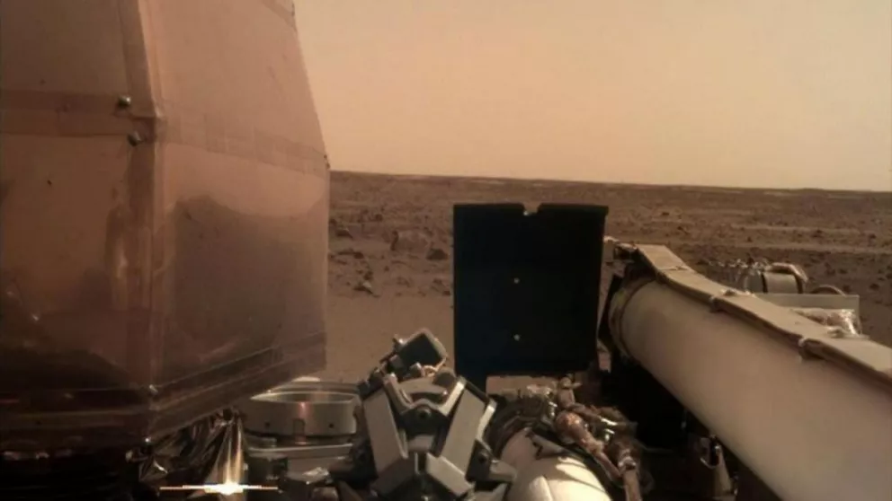 La sonda espacial InSight envió una foto del horizonte marciano
