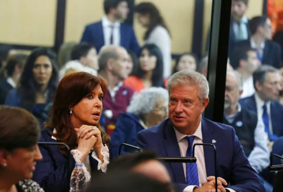 Cristina Fernández junto a su abogado, durante la primera jornada del juicio oral