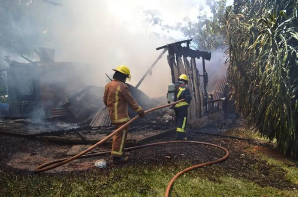 Familia se quedó con lo puesto tras un incendio, vecinos de Iguazú reúnen donaciones
