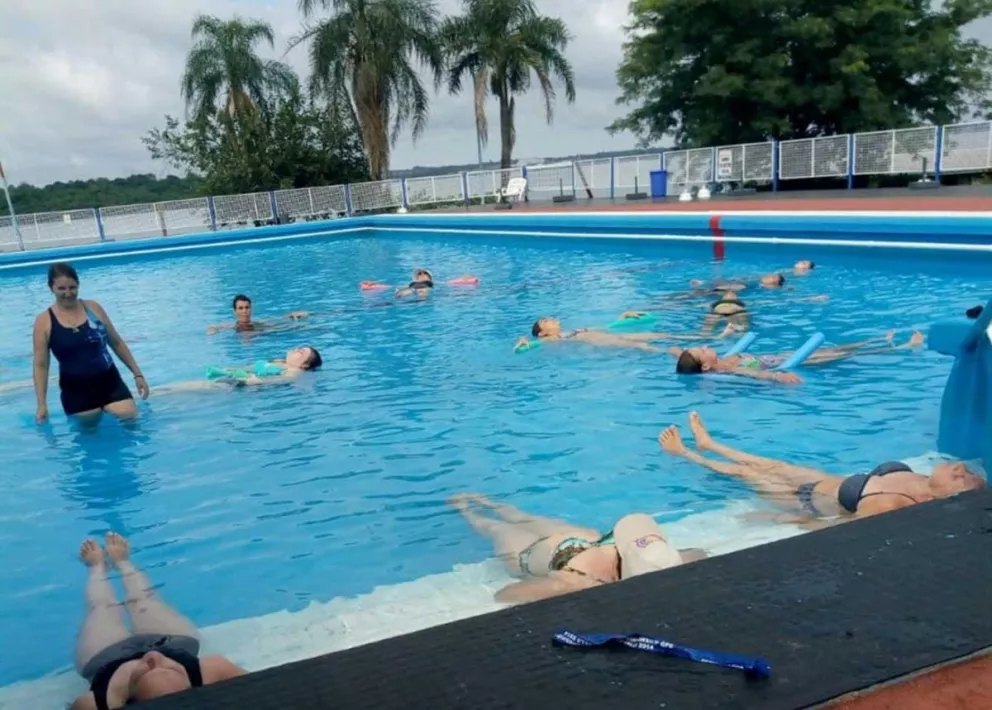 En el Capri se realiza acqua yoga con mucho interés de los participantes.
