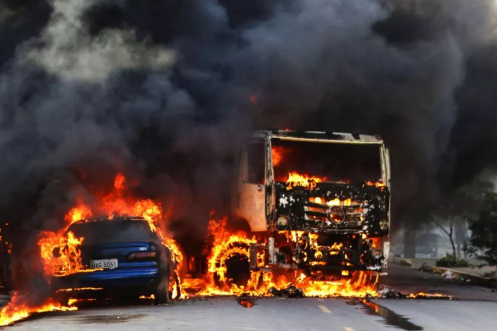 Camiones y autos fueron incendiados en las calles de varias ciudades del estado de Ceará