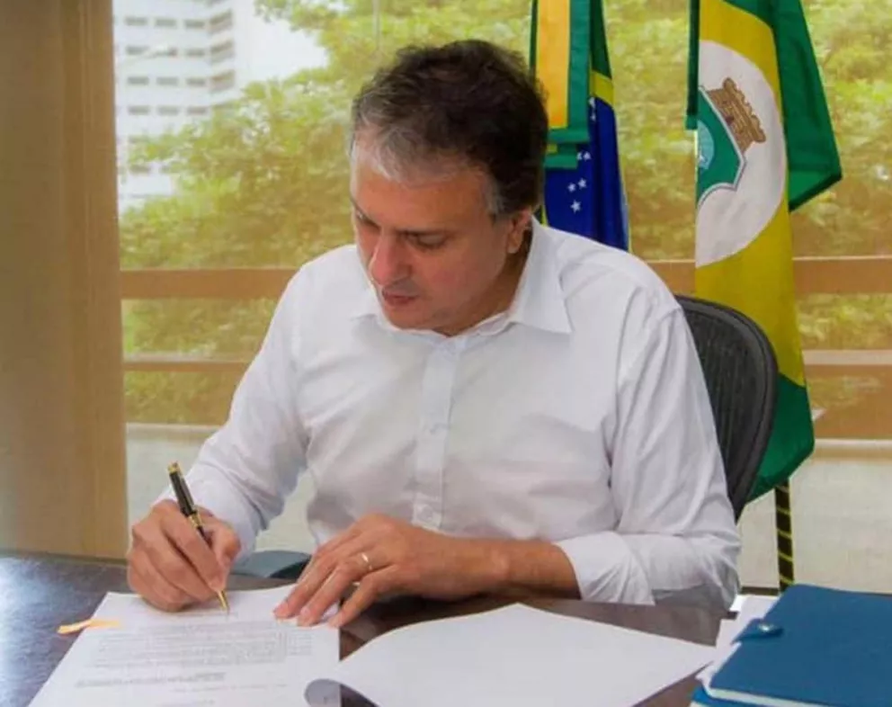 Camilo Santana, el gobernador de Ceará, firma la ley.