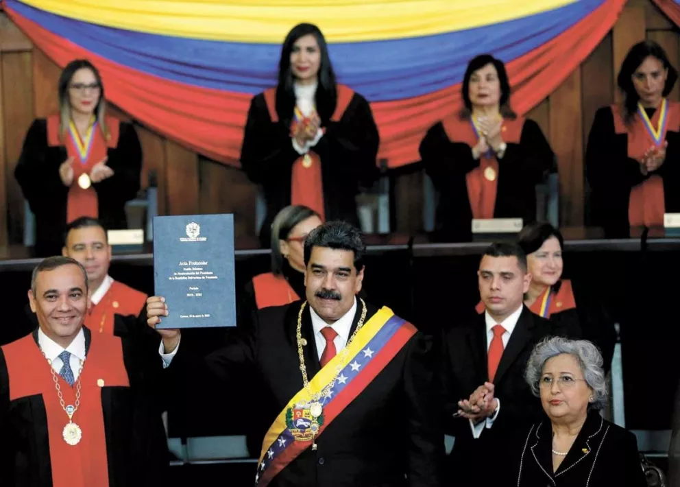 El mandatario chavista decidió jurar ante los miembros del Tribunal Superior de Justicia en Caracas.