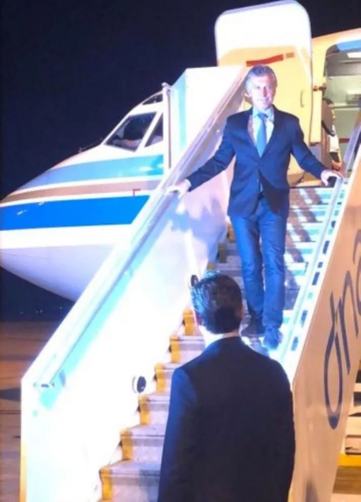 Mauricio Macri baja del avión en el aeropuerto de Brasilia el martes por la noche