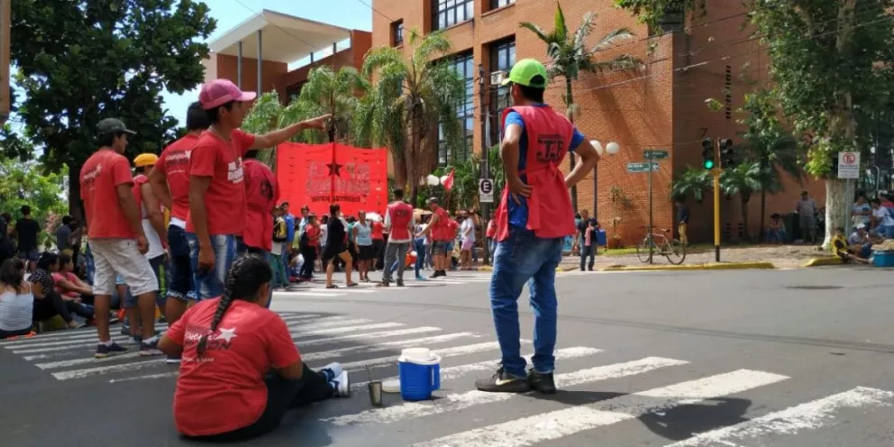Protestas frente a la Municipalidad de Posadas