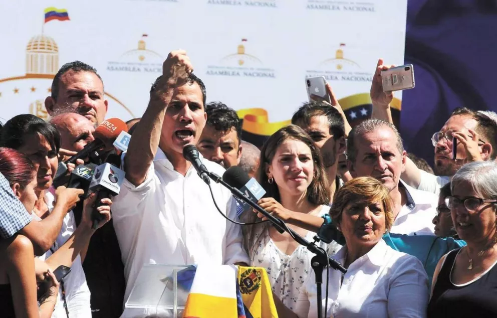 Juan Guaidó le muestra al público las marcas de las esposas tras su detención en plena autopista.
