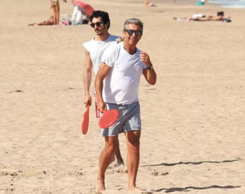 Ricardo y el Chino, divertidos en la playa