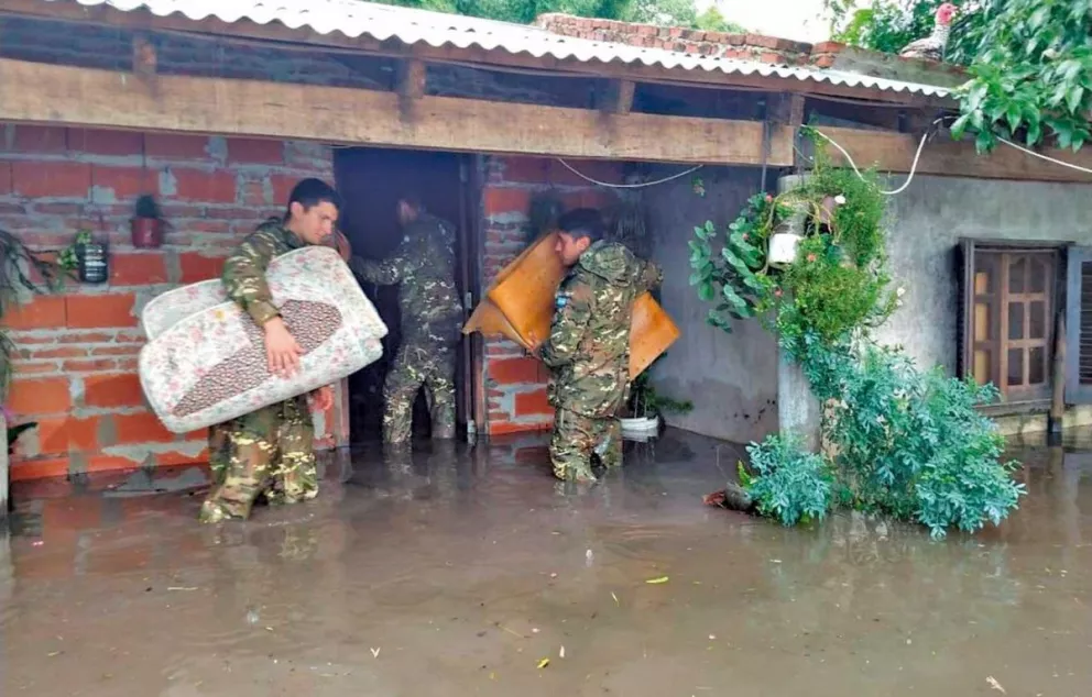 La asistencia a la población que sufrió las inundaciones continúo ayer en distintos pueblos.