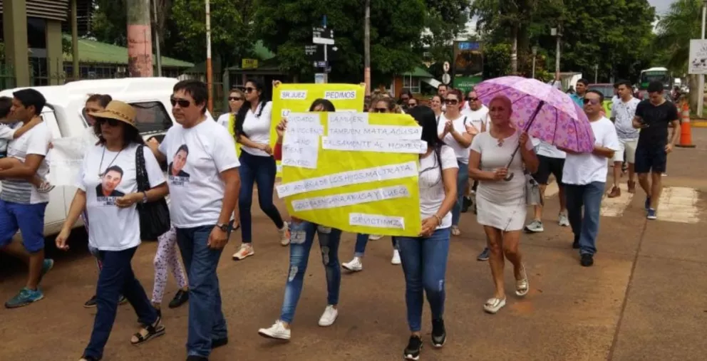 Puerto Iguazú: Marcharon a favor del acusado de violar a su hijo