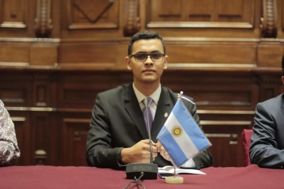 Un joven misionero fue condecorado por el congreso de Perú